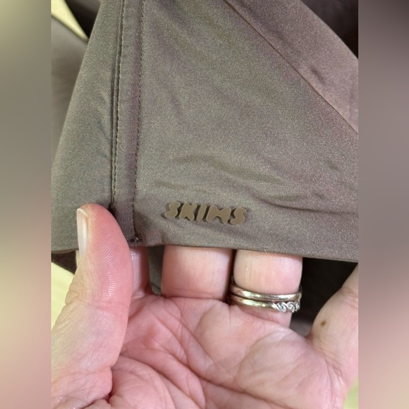 SKIMS Wireless Bra - Picture 4 of 5